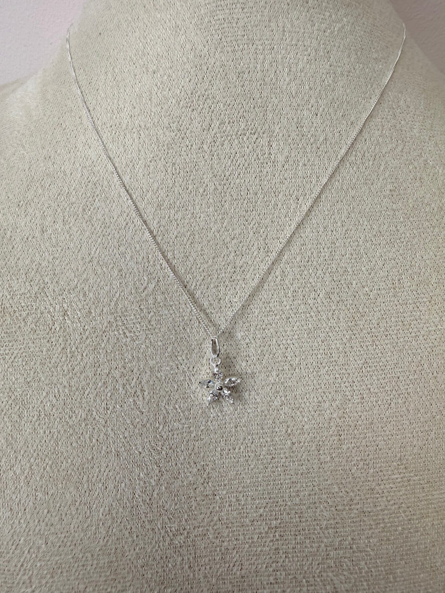 The flower charm necklace