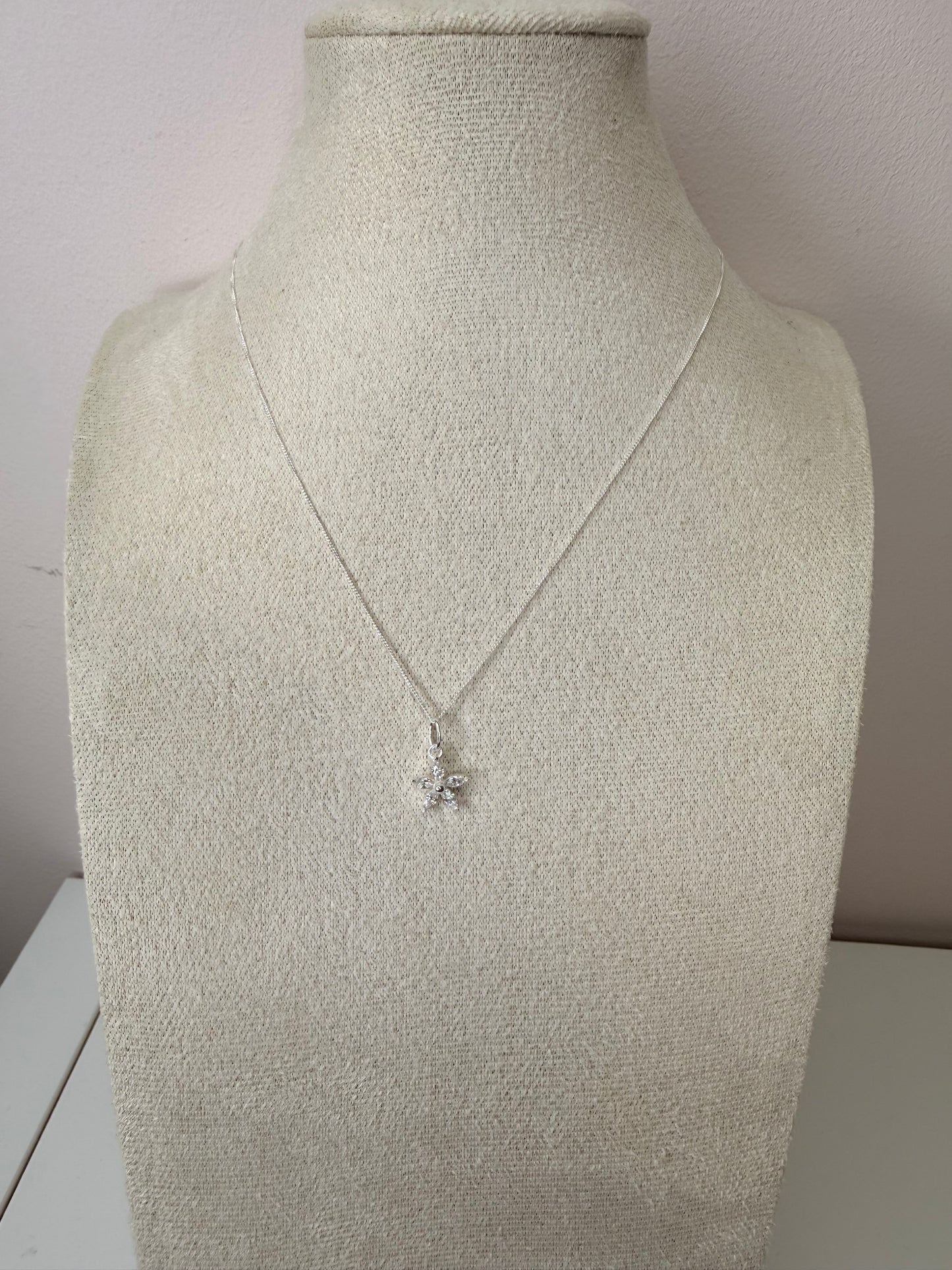 The flower charm necklace